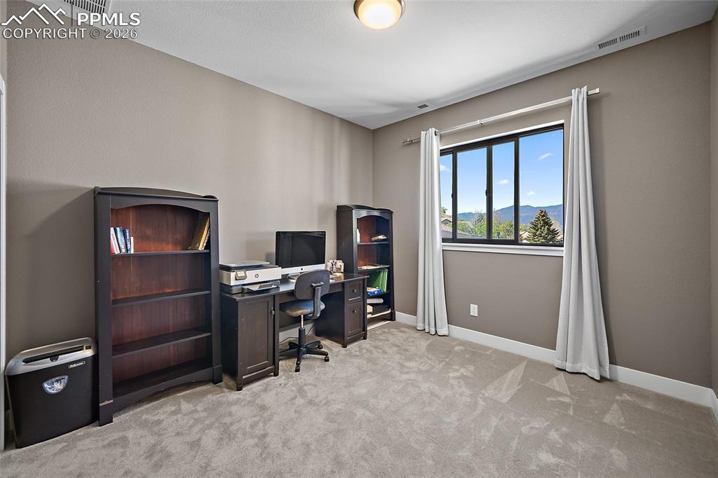 Image 39 of 50: Office