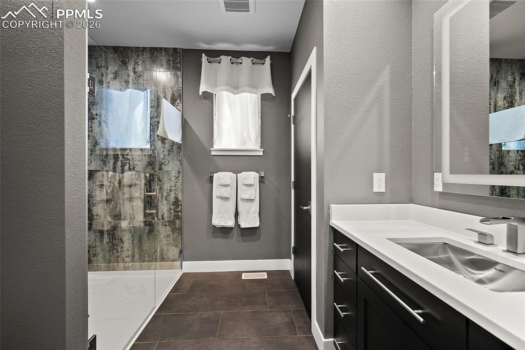 Image 42 of 50: Bathroom