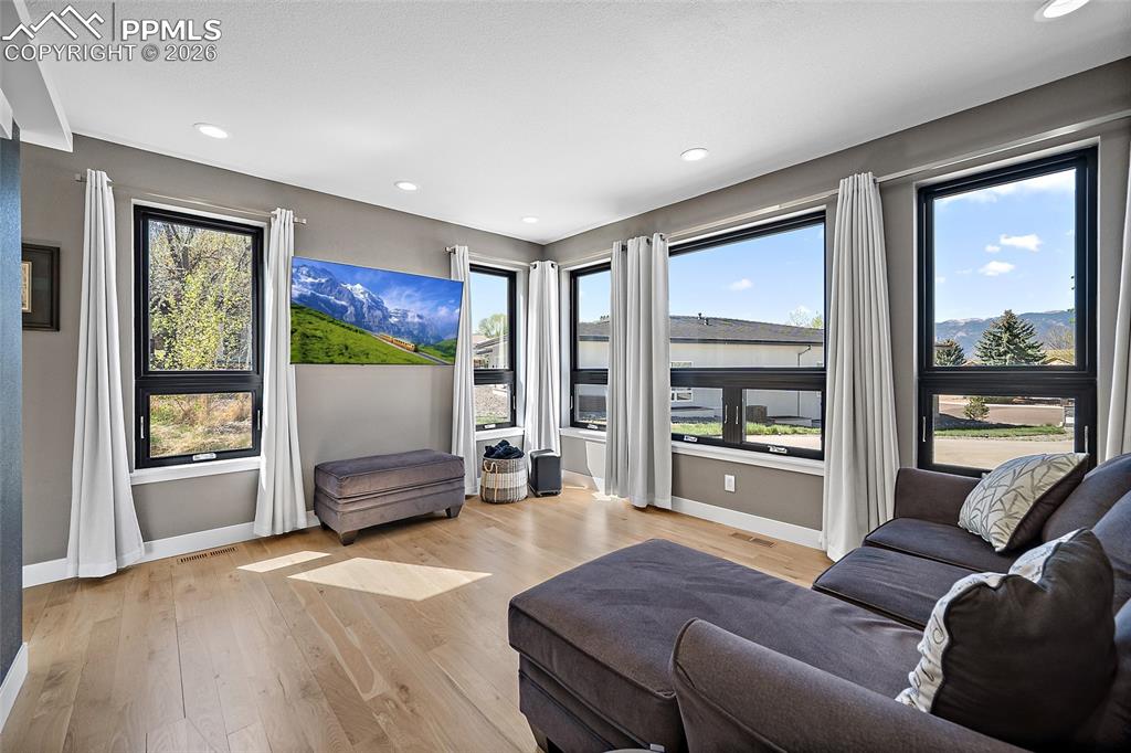 Image 7 of 50: Living Room