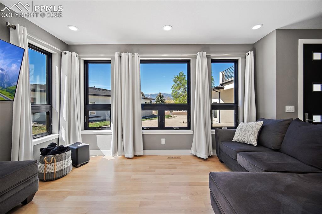 Image 8 of 50: Living Room