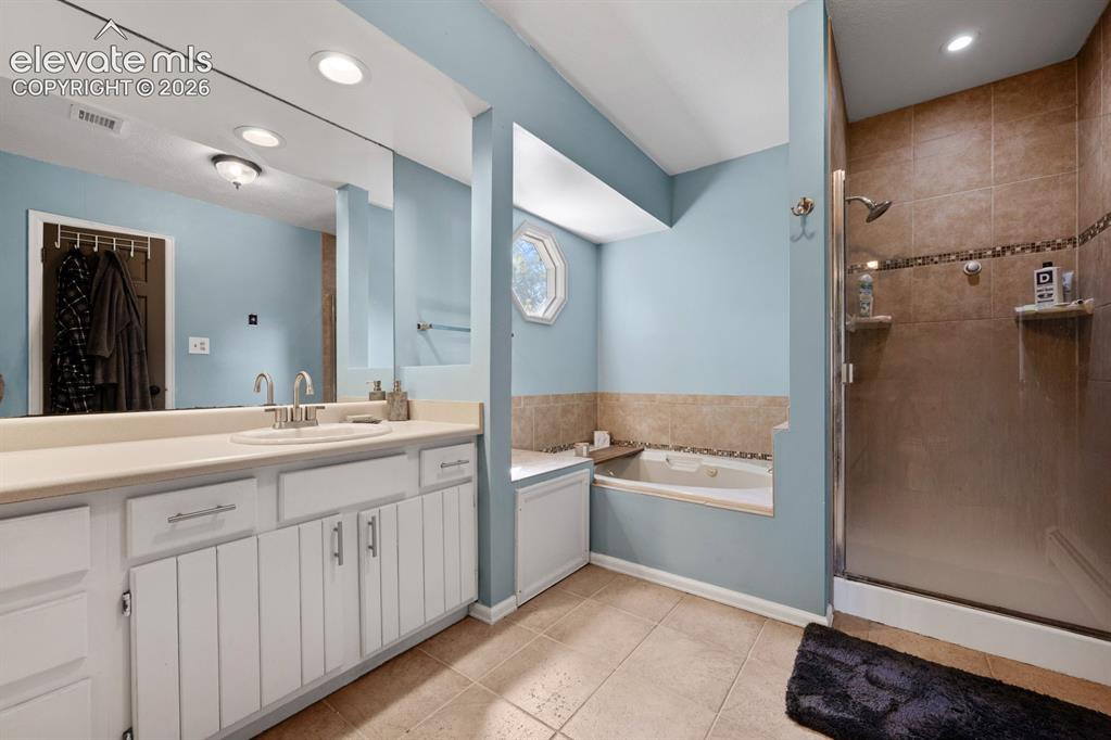 Image 5 of 33: Bathroom