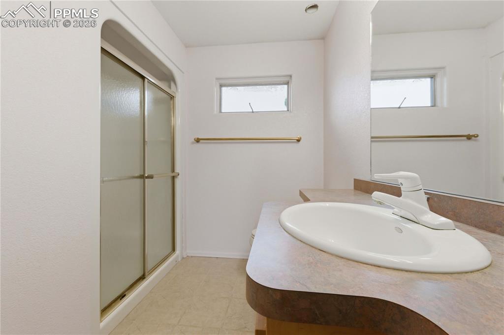 Image 14 of 33: Bathroom