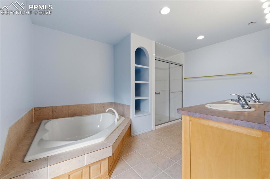 Image 19 of 33: Bathroom