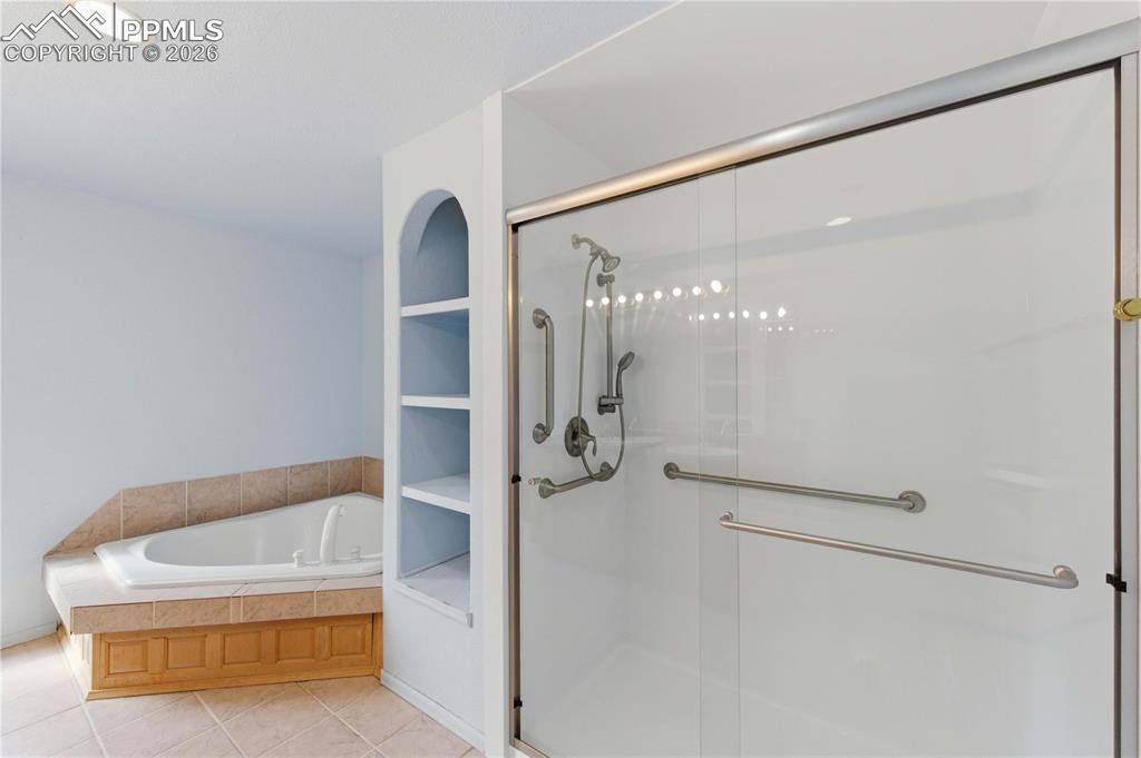 Image 21 of 33: Bathroom