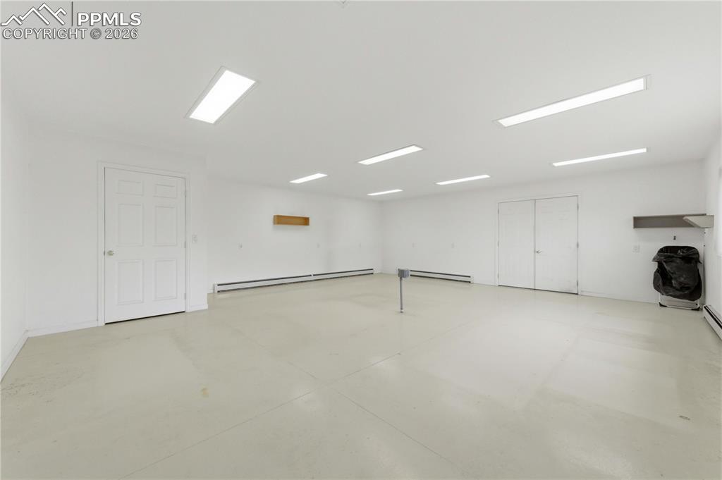 Image 25 of 33: Garage