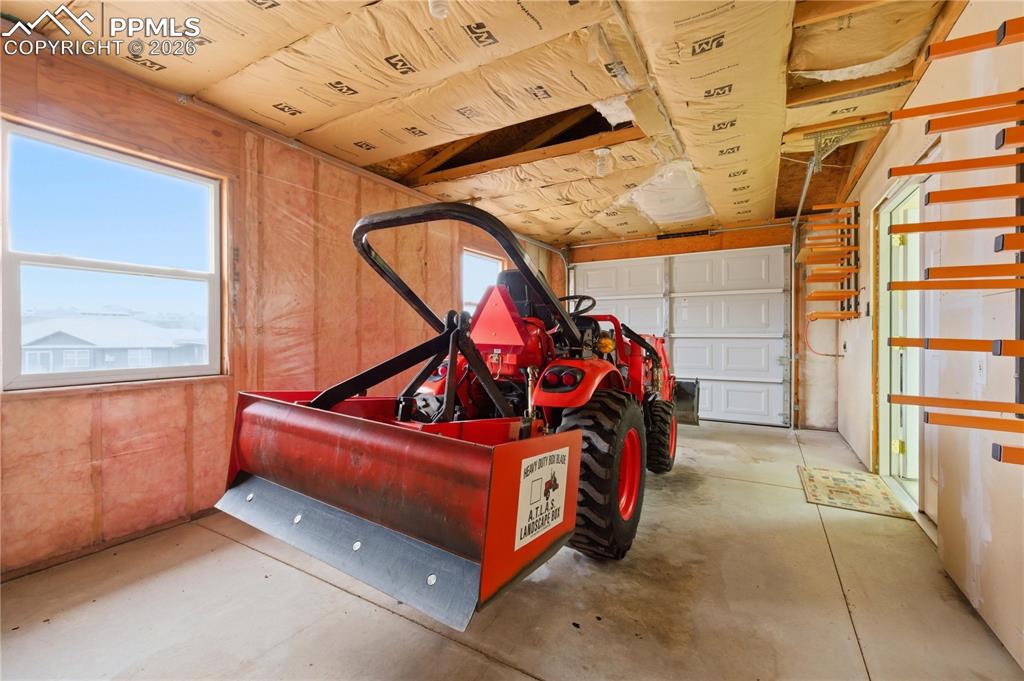 Image 29 of 33: Garage