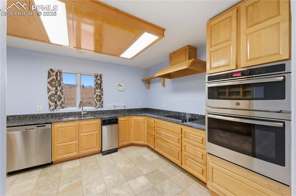 Image 7 of 33: Kitchen