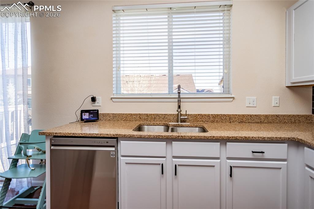 Image 12 of 39: Kitchen