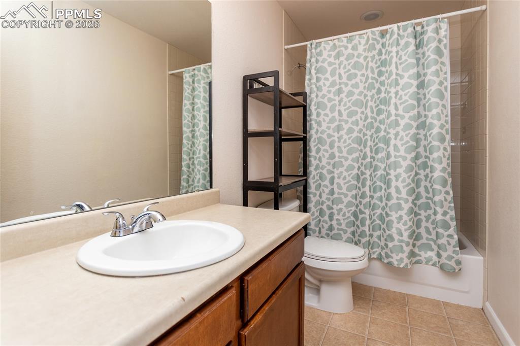 Image 26 of 39: Bathroom