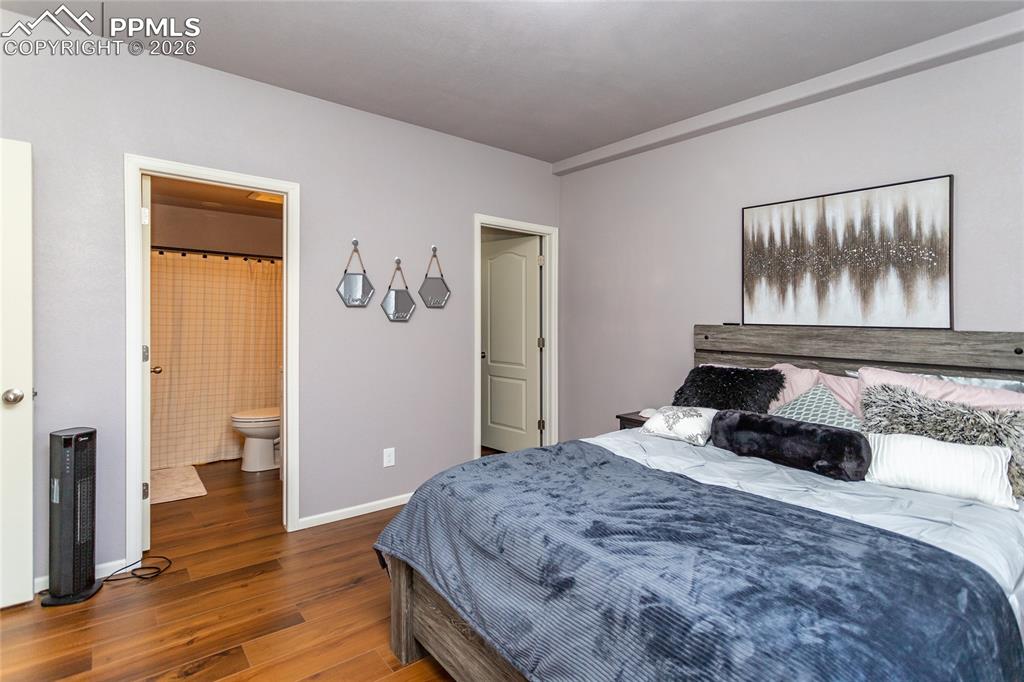 Image 34 of 39: Bedroom