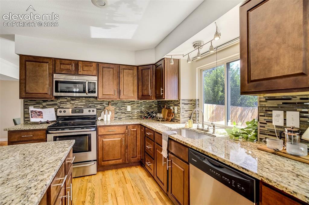 Image 12 of 50: Kitchen