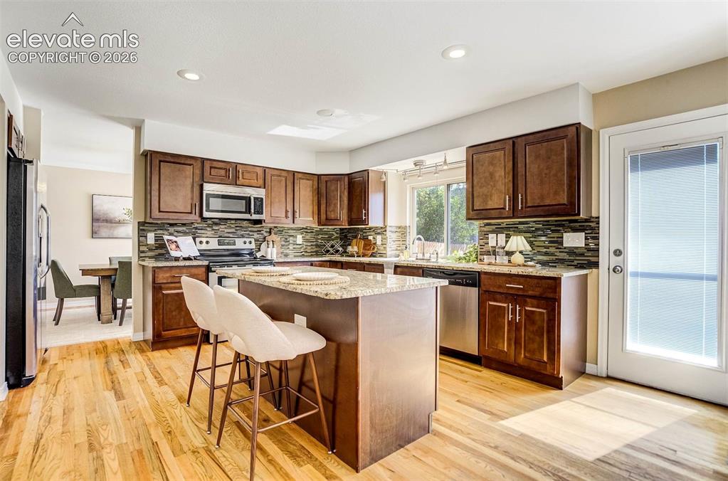 Image 13 of 50: Kitchen