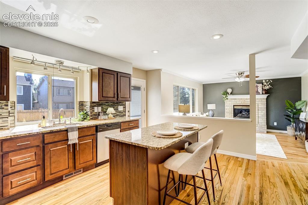 Image 16 of 50: Kitchen