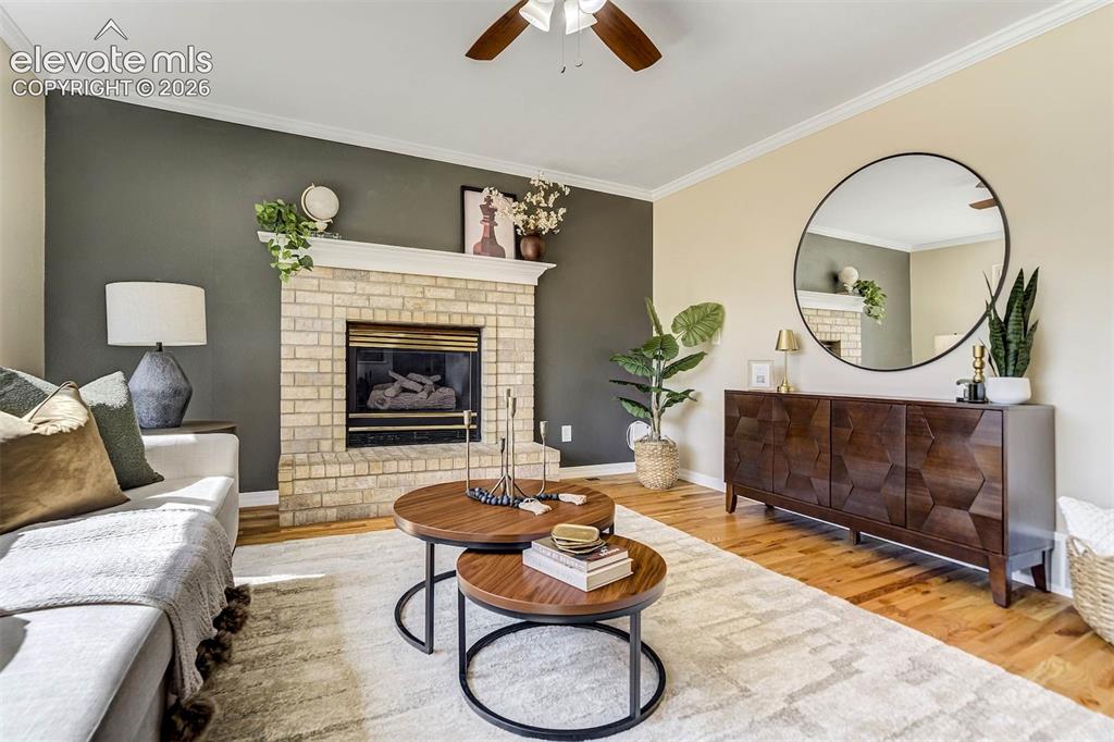 Image 19 of 50: Living Room