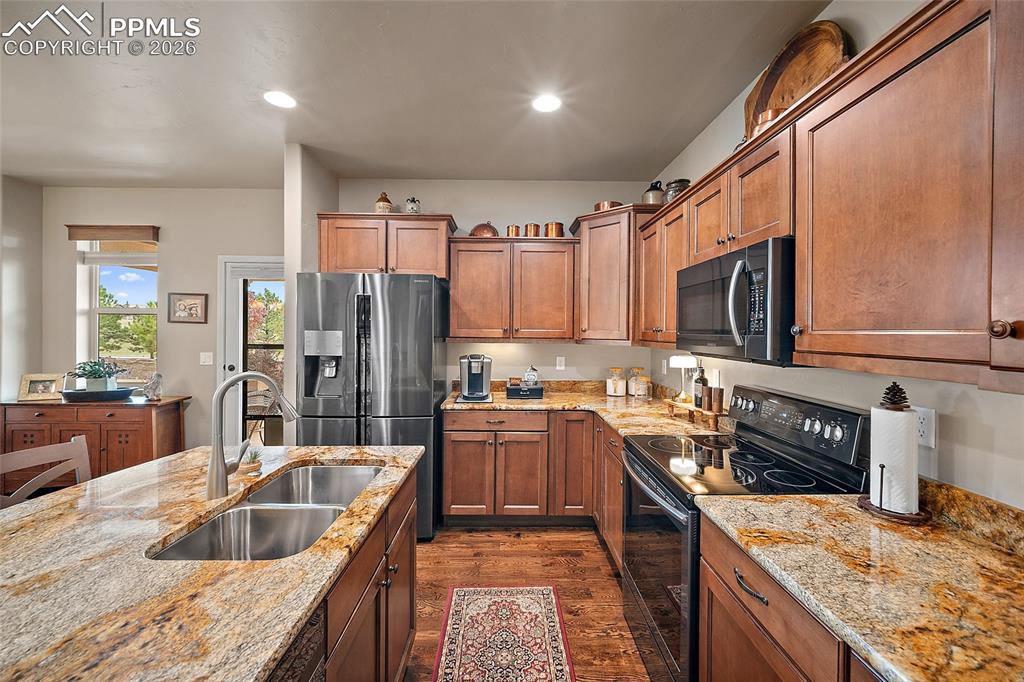 Image 9 of 39: Kitchen