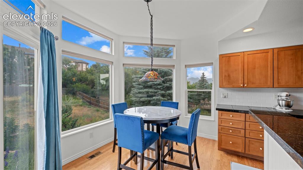 Image 11 of 47: Breakfast Area