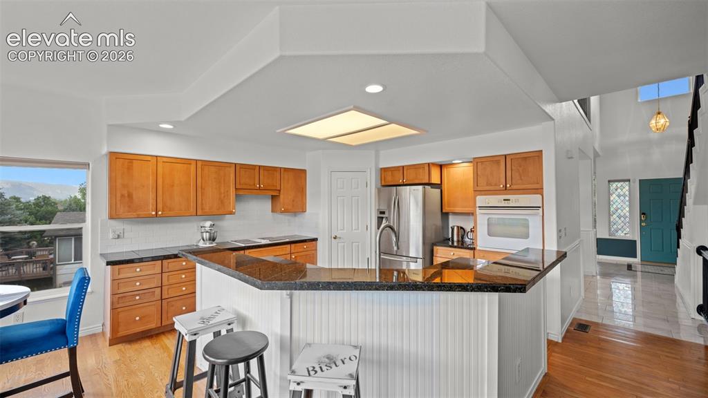 Image 13 of 47: Kitchen
