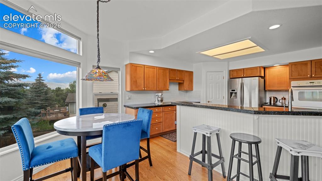 Image 15 of 47: Kitchen