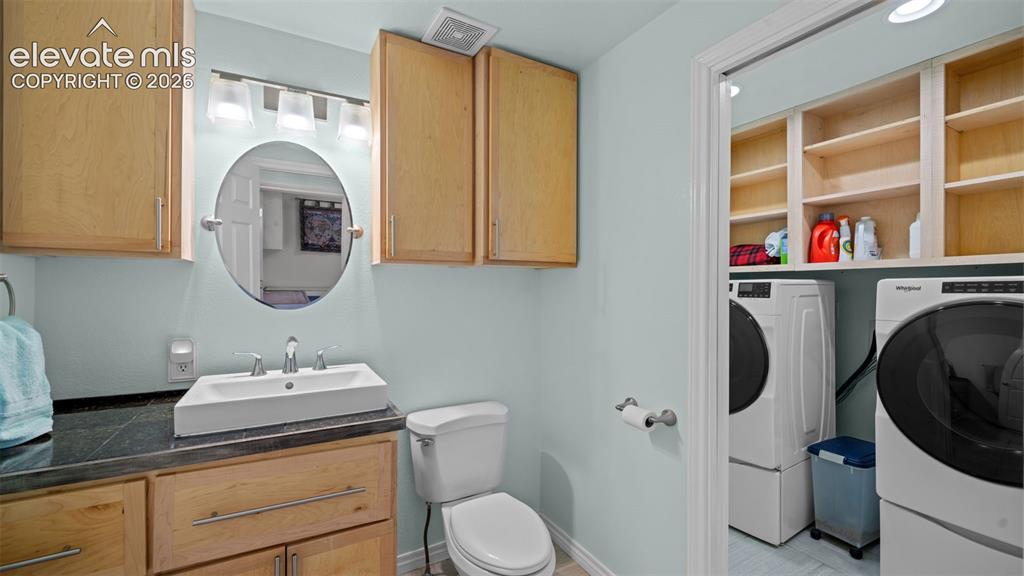 Image 18 of 47: Bathroom