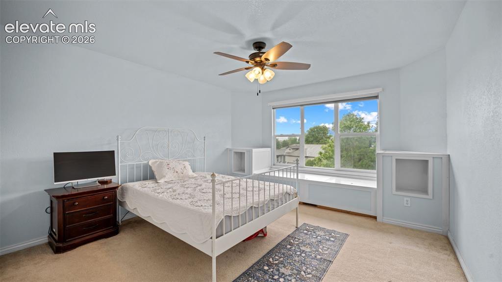 Image 22 of 47: Bedroom