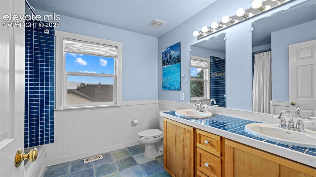 Image 23 of 47: Bathroom