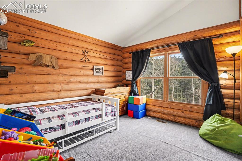 Image 14 of 28: Bedroom