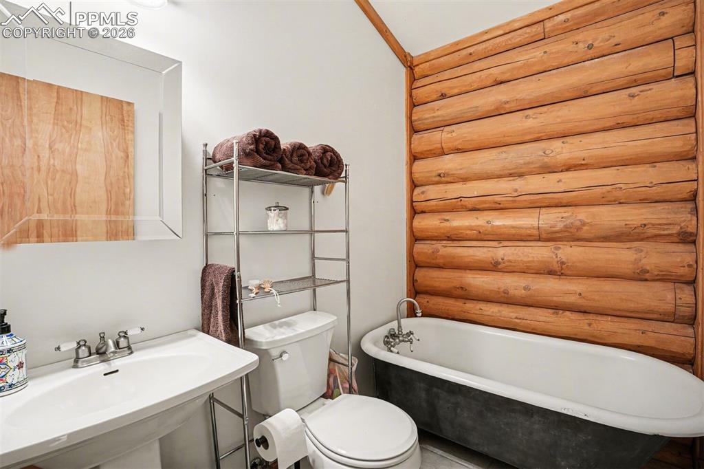 Image 15 of 28: Bathroom