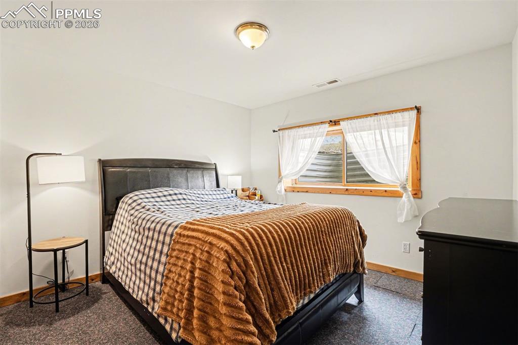 Image 18 of 28: Bedroom