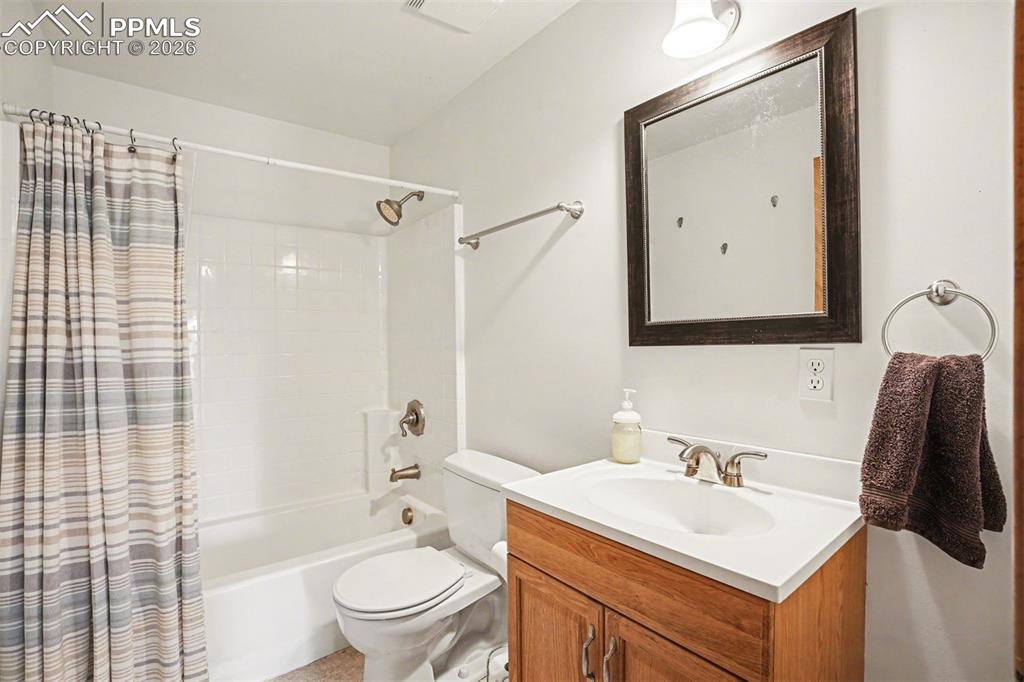 Image 19 of 28: Bathroom