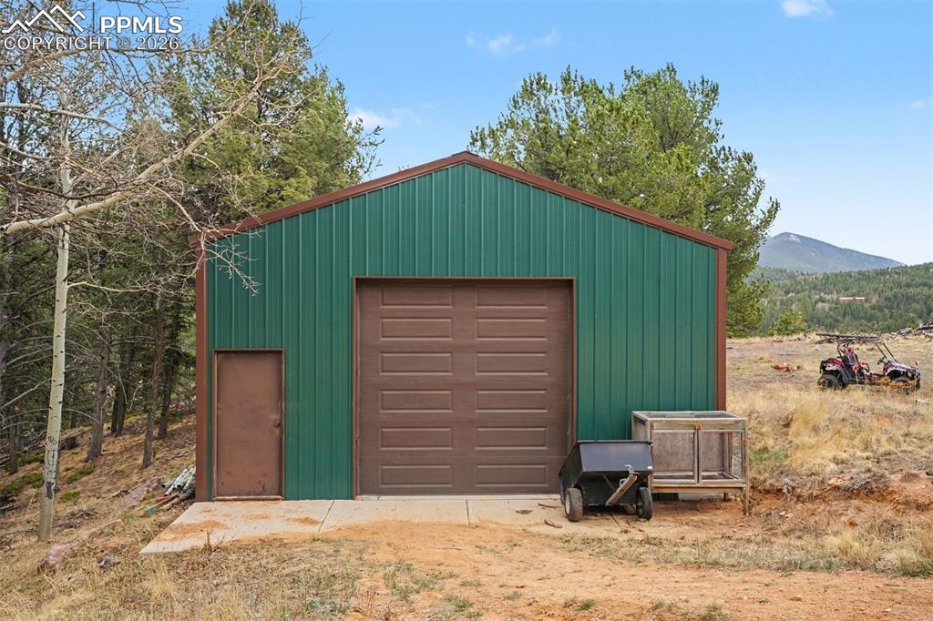 Image 25 of 28: Garage