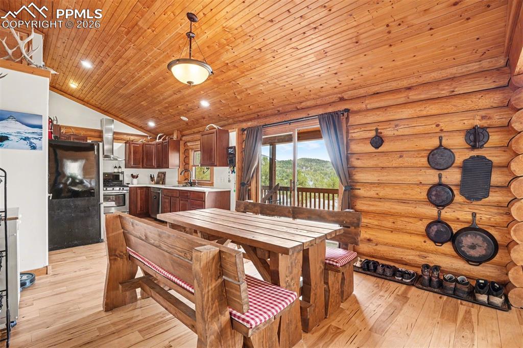 Image 6 of 28: Dining Area