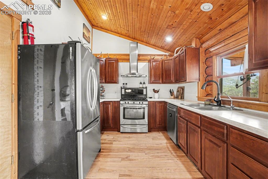 Image 8 of 28: Kitchen