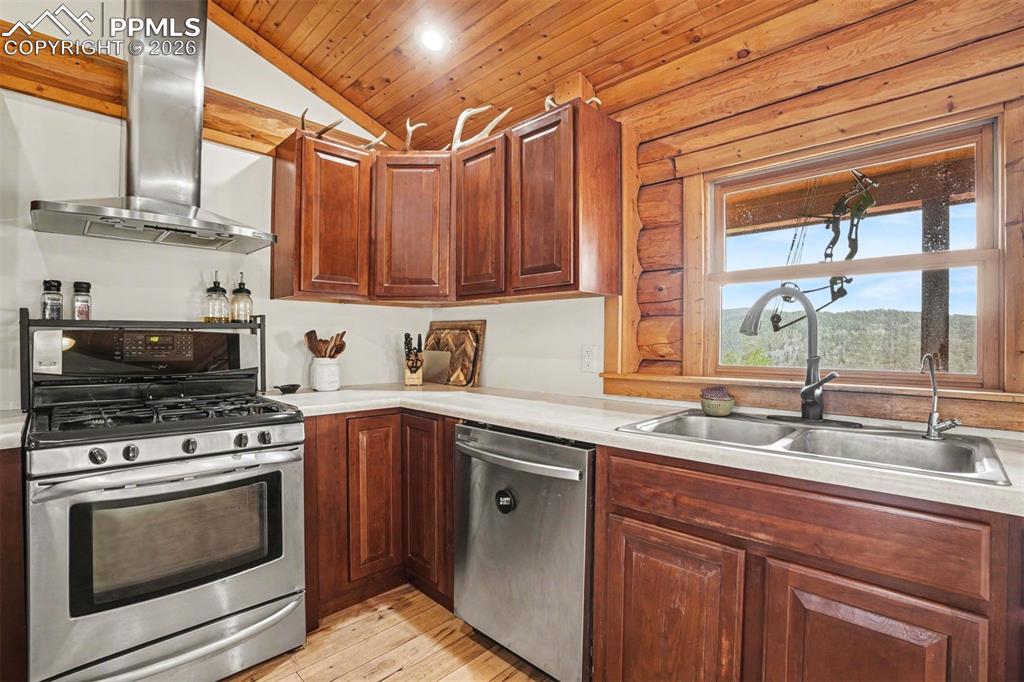 Image 9 of 28: Kitchen