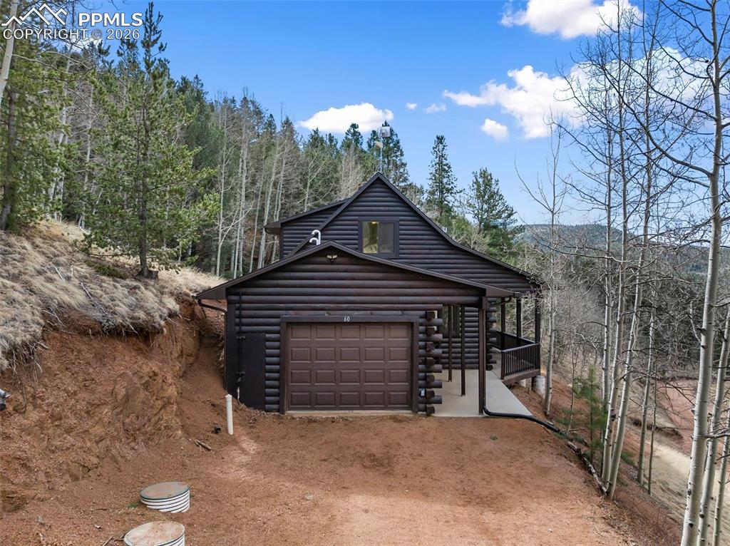 Image 10 of 50: Garage