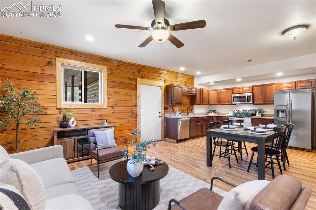 Image 18 of 50: Living Room