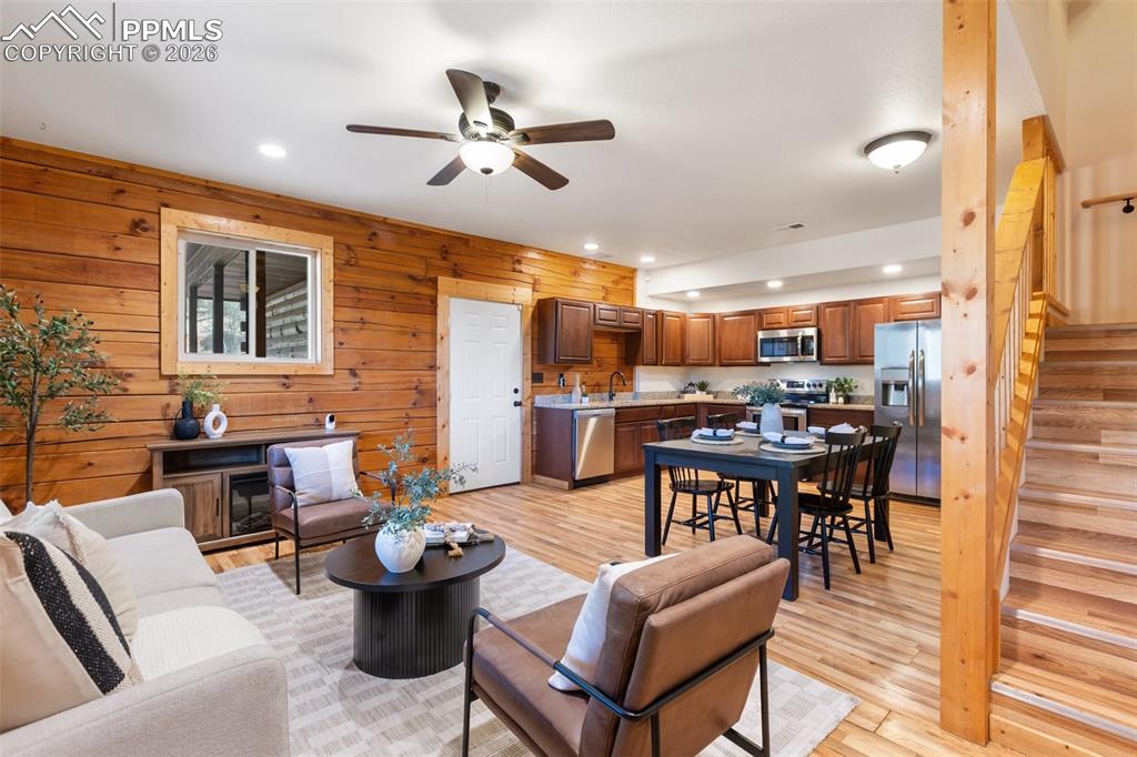 Image 19 of 50: Living Room