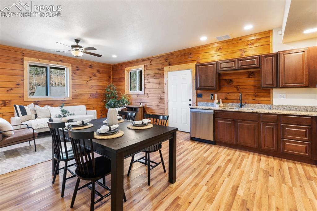 Image 20 of 50: Dining Area