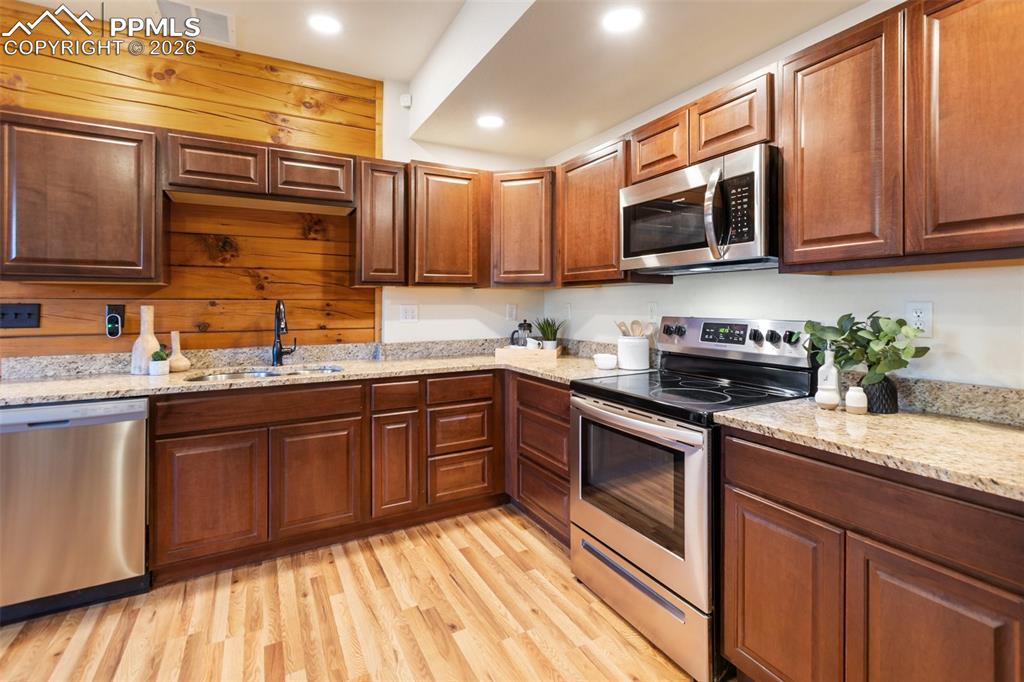 Image 21 of 50: Kitchen