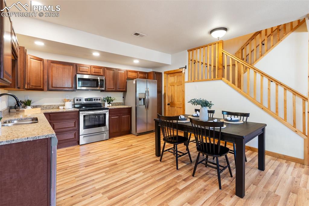 Image 22 of 50: Kitchen