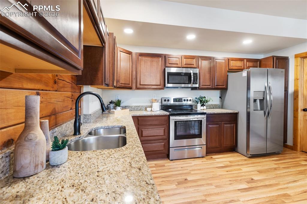 Image 23 of 50: Kitchen