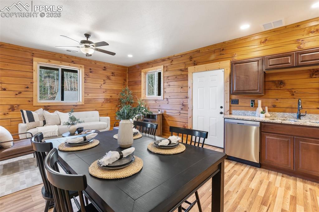 Image 25 of 50: Dining Area