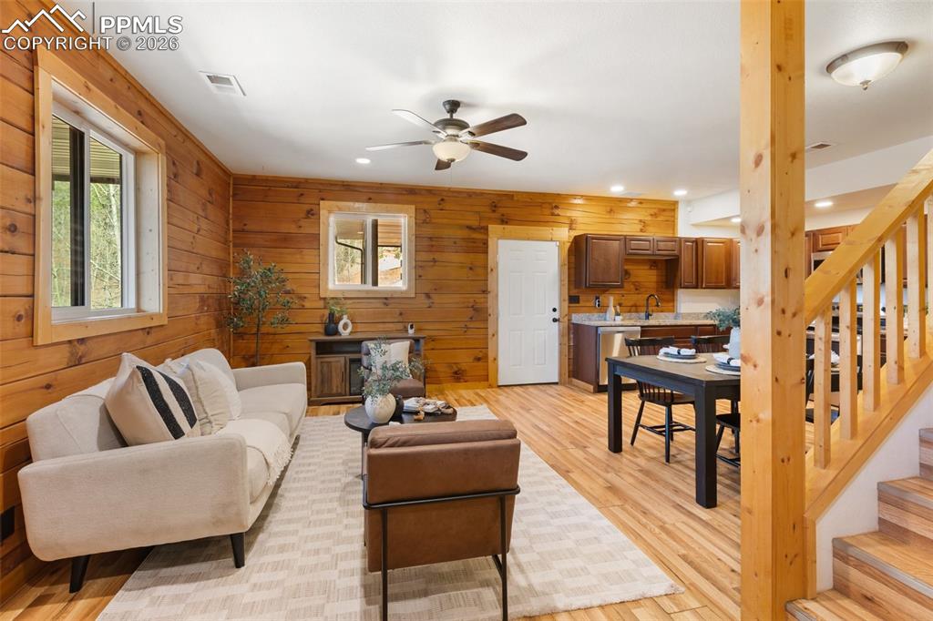 Image 32 of 50: Living Room