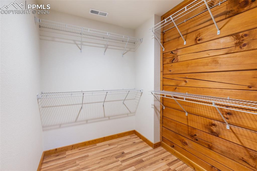 Image 33 of 50: Closet