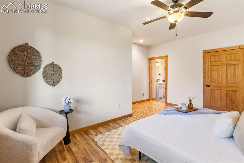 Image 35 of 50: Bedroom