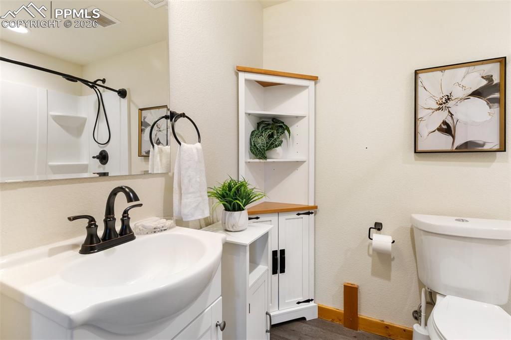 Image 36 of 50: Bathroom