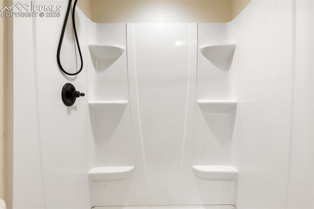 Image 37 of 50: Bathroom