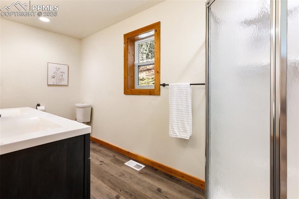 Image 41 of 50: Bathroom