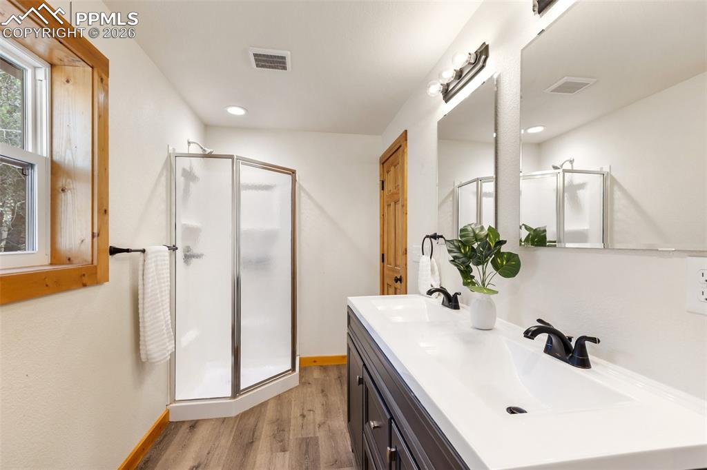 Image 43 of 50: Bathroom