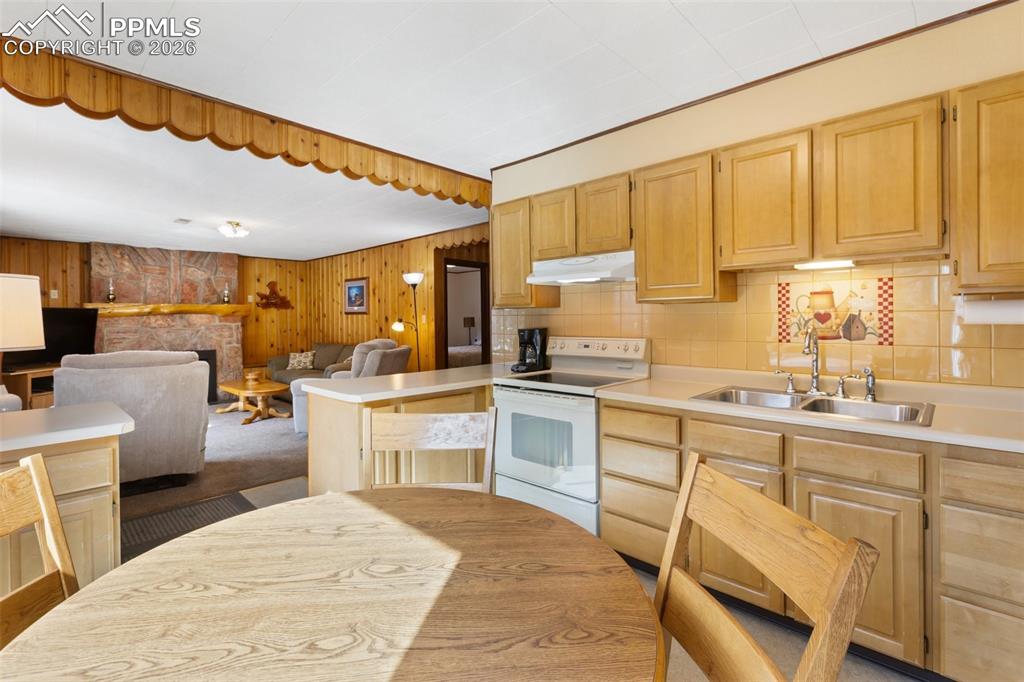 Image 11 of 35: Eat in Kitchen