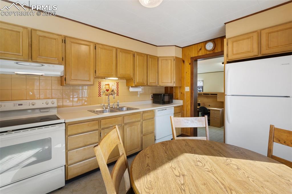 Image 13 of 35: Eat in Kitchen